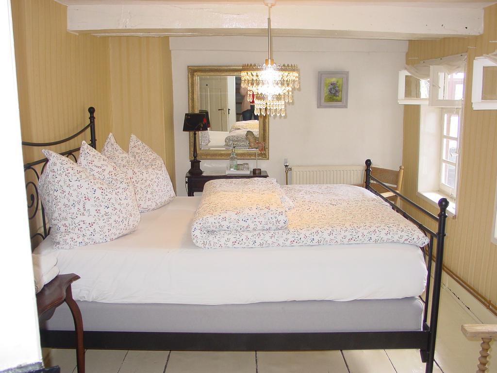 Robert'S Bed & Breakfast Helmarshausen ภายนอก รูปภาพ